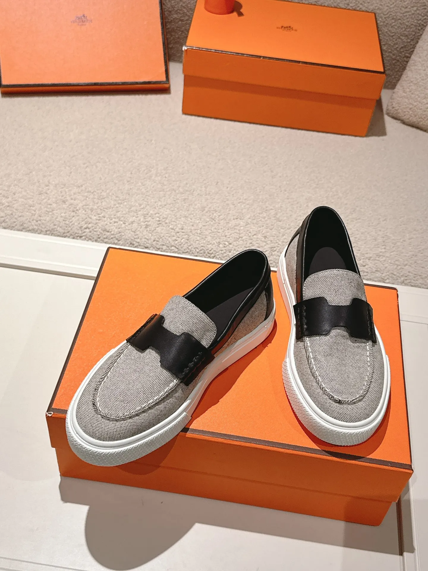 Men's men's shoes P620! Hermes# Thick Sole Couple Loafers These lace-up free sneakers in calfskin and washed denim feature signature "H" details. The design is simple and smooth, creating a fashionable urban look. It is comfortable and versatile. H family classics are not outdated, and the delivery counter is beautifully packaged🛍📦 Fabric: Original customized washed denim/first-layer cowhide Lining: Imported soft sheepskin Sole: Original open-molded anti-slip TPU material Size: 35-45